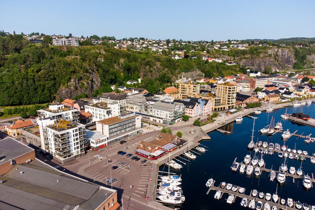 Holmestrand sentrum sett fra fjellet